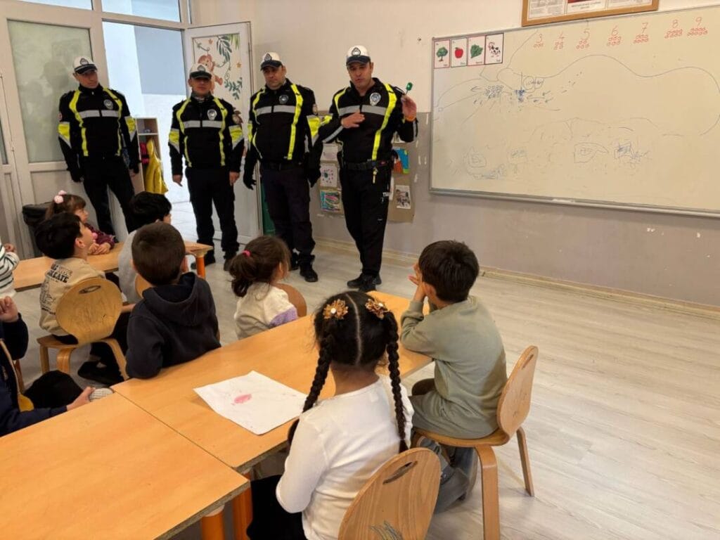 İlkokul Öğrencilerine Trafik Bilinci Eğitimi 1 İlkokul Öğrencilerine Trafik Bilinci Eğitimi