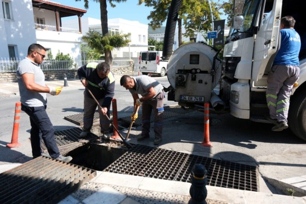 bodrum belediyesi bodrumda mazgal ve yagmur suyu hatti temizligi suruyor 3